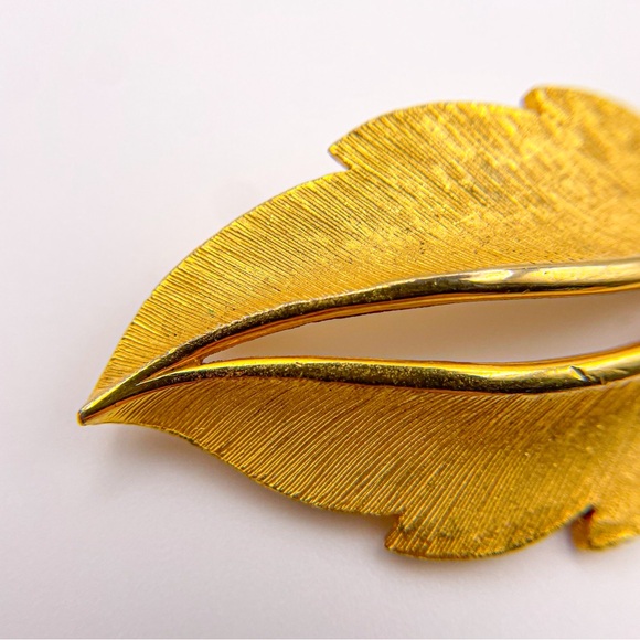 Vintage JJ Jonette Signed Textured Dark Gold Tone Leaf Pin Brooch. 1”x2.125” - Picture 3 of 7